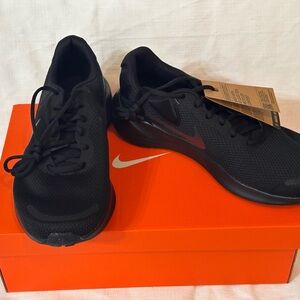 Nike Black Sneakers Sleek Breathable Design